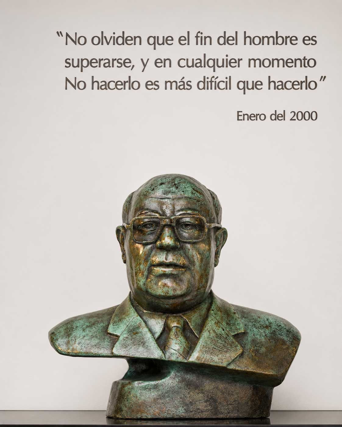 Busto de Don Roberto Ruiz Obregón con su cita inspiradora